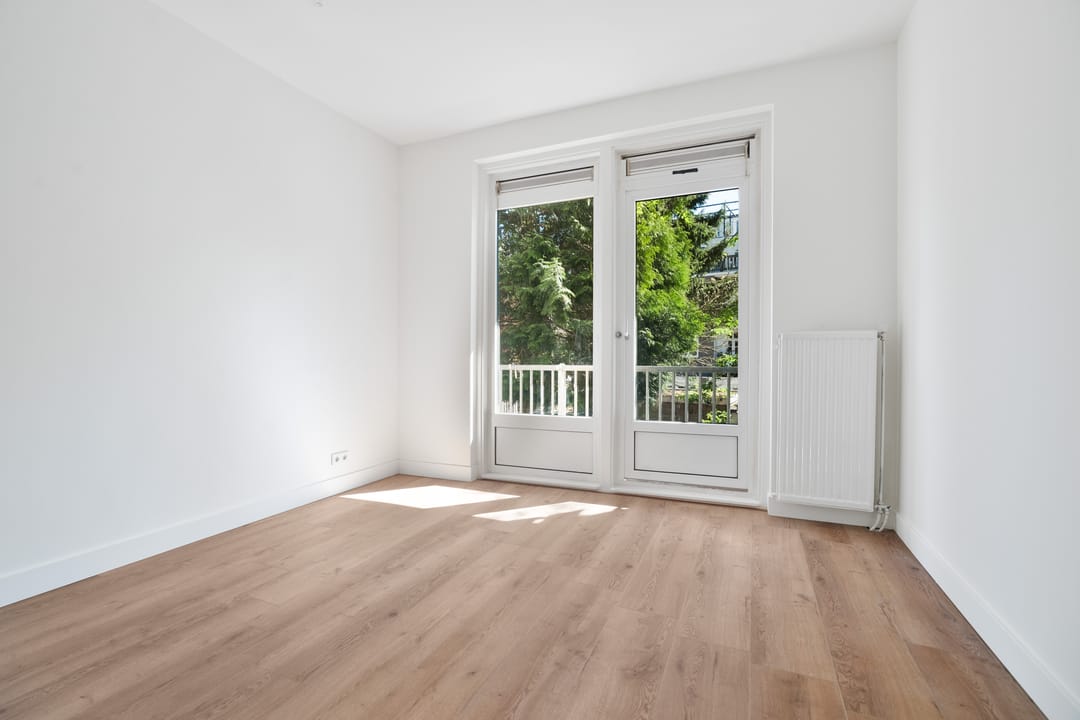 Light Renovated Apartment with South-Facing Balcony and 3-Room Potential — 23