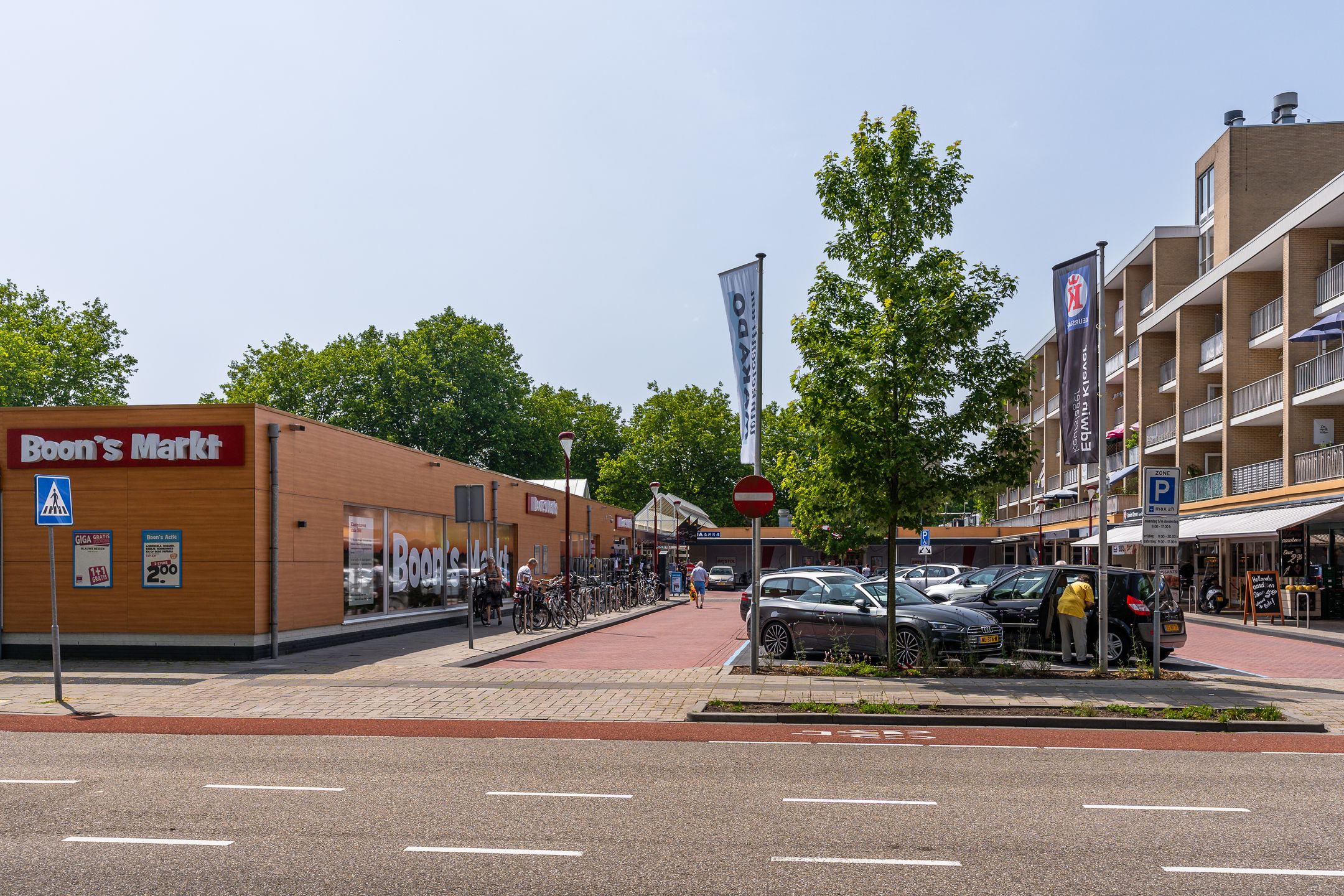 Spacious Corner Home with Garage and Private Parking in Nieuwegein — 39