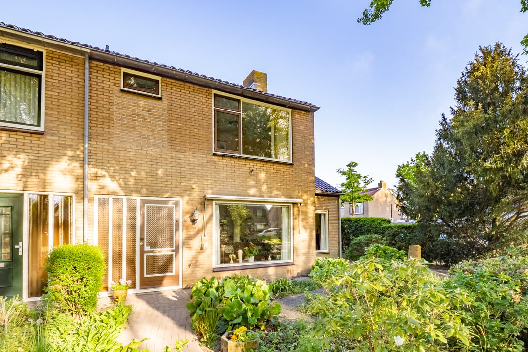 Spacious Corner Home with Garage and Private Parking in Nieuwegein — 58