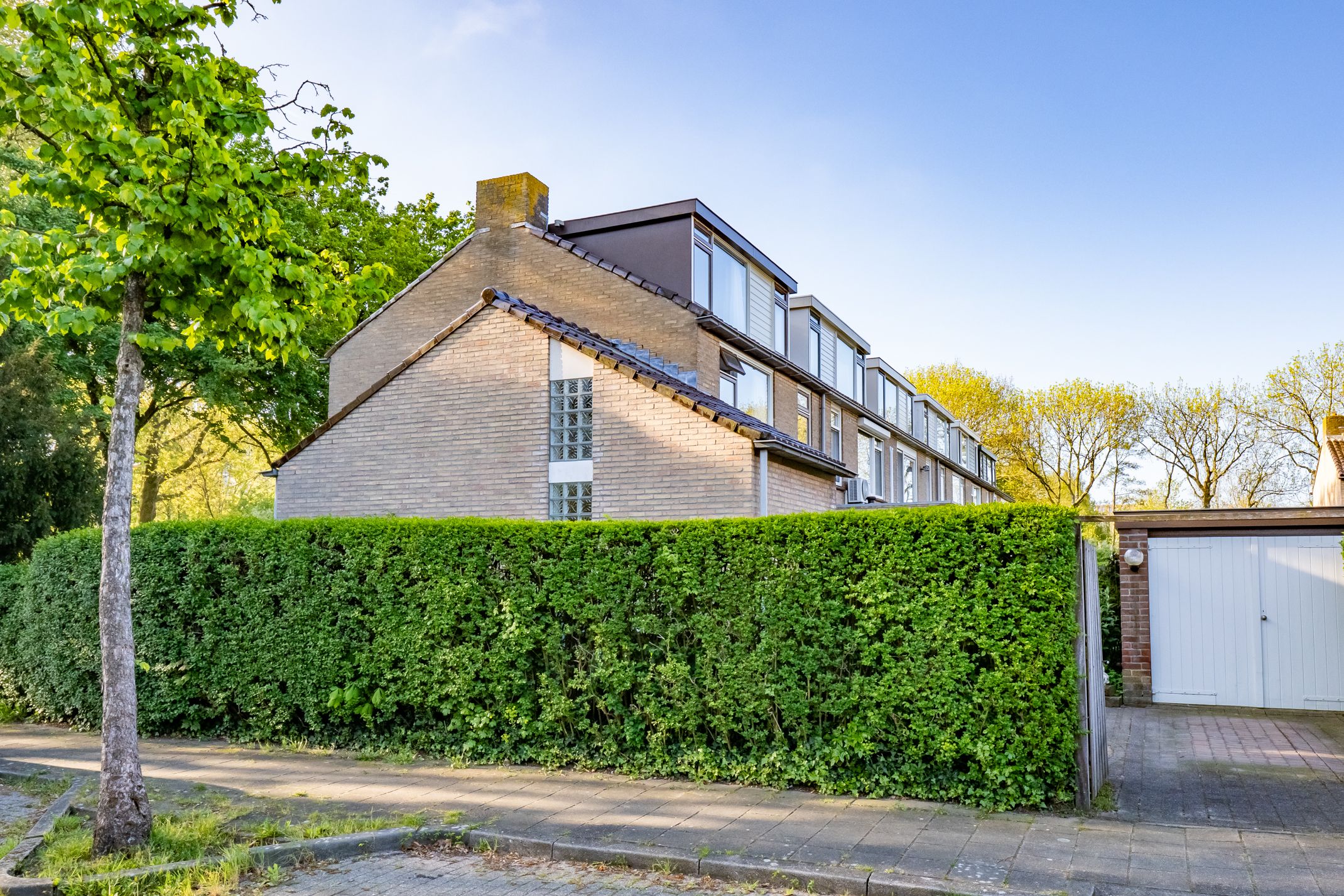 Spacious Corner Home with Garage and Private Parking in Nieuwegein — 57