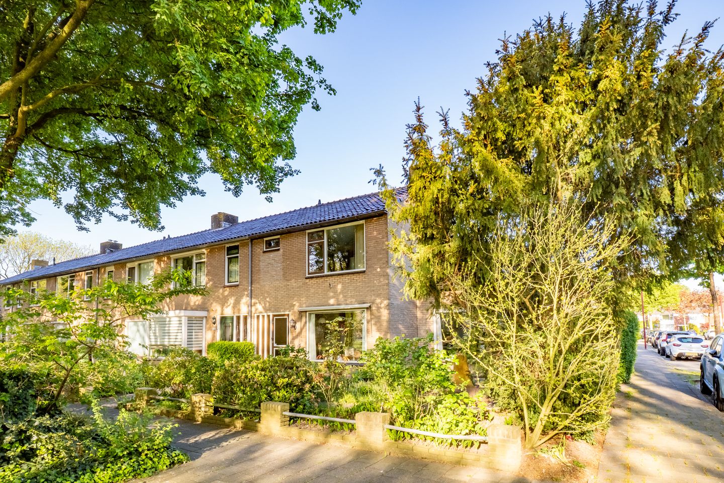 Spacious Corner Home with Garage and Private Parking in Nieuwegein — 49