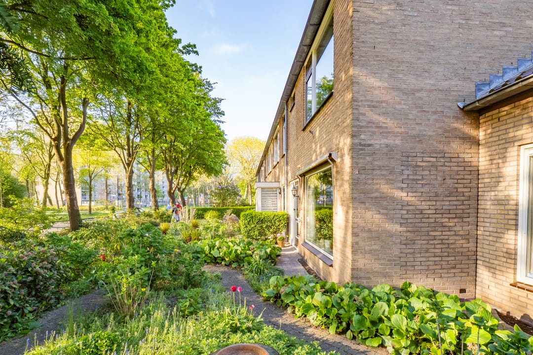 Spacious Corner Home with Garage and Private Parking in Nieuwegein — 47