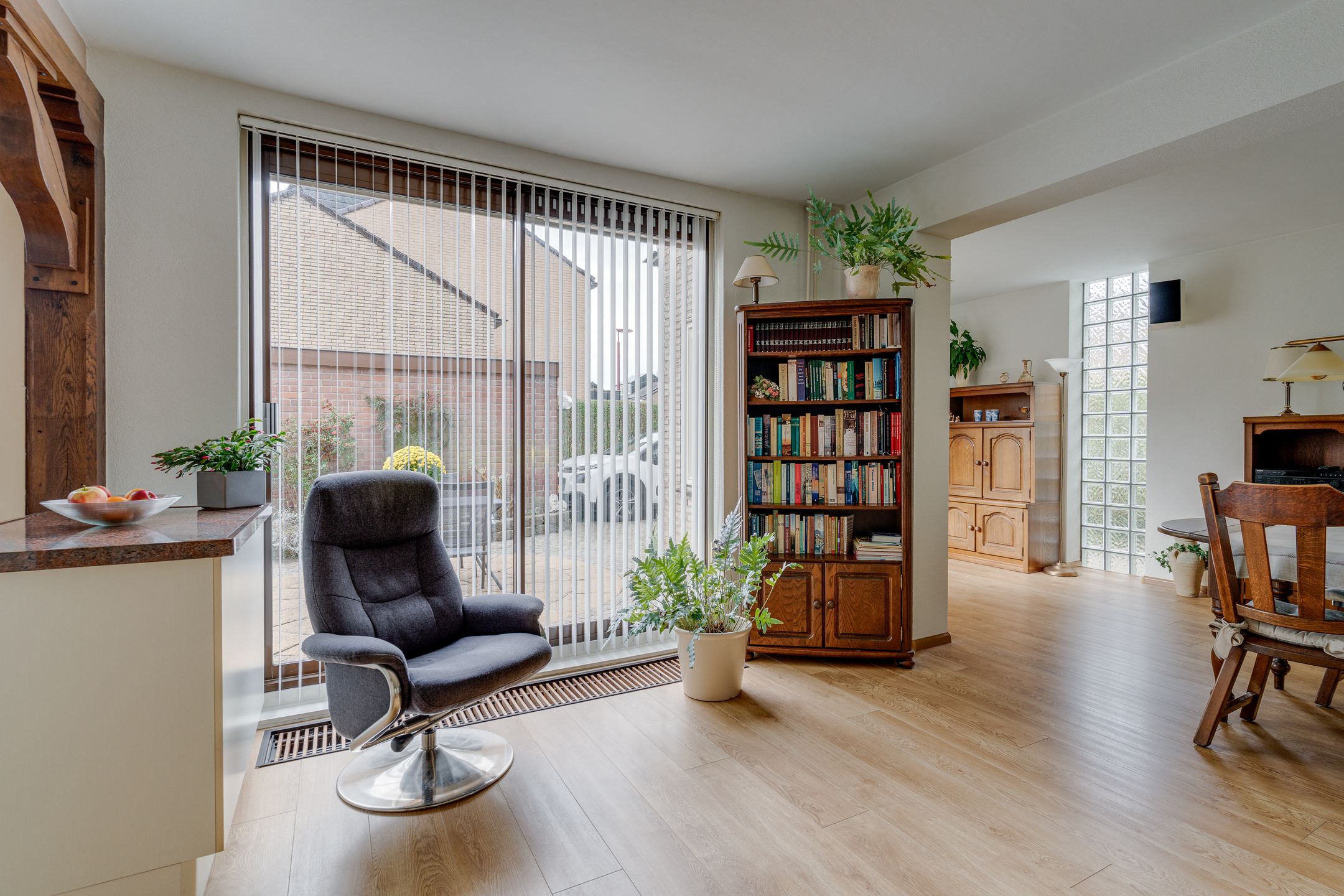 Spacious Corner Home with Garage and Private Parking in Nieuwegein — 12