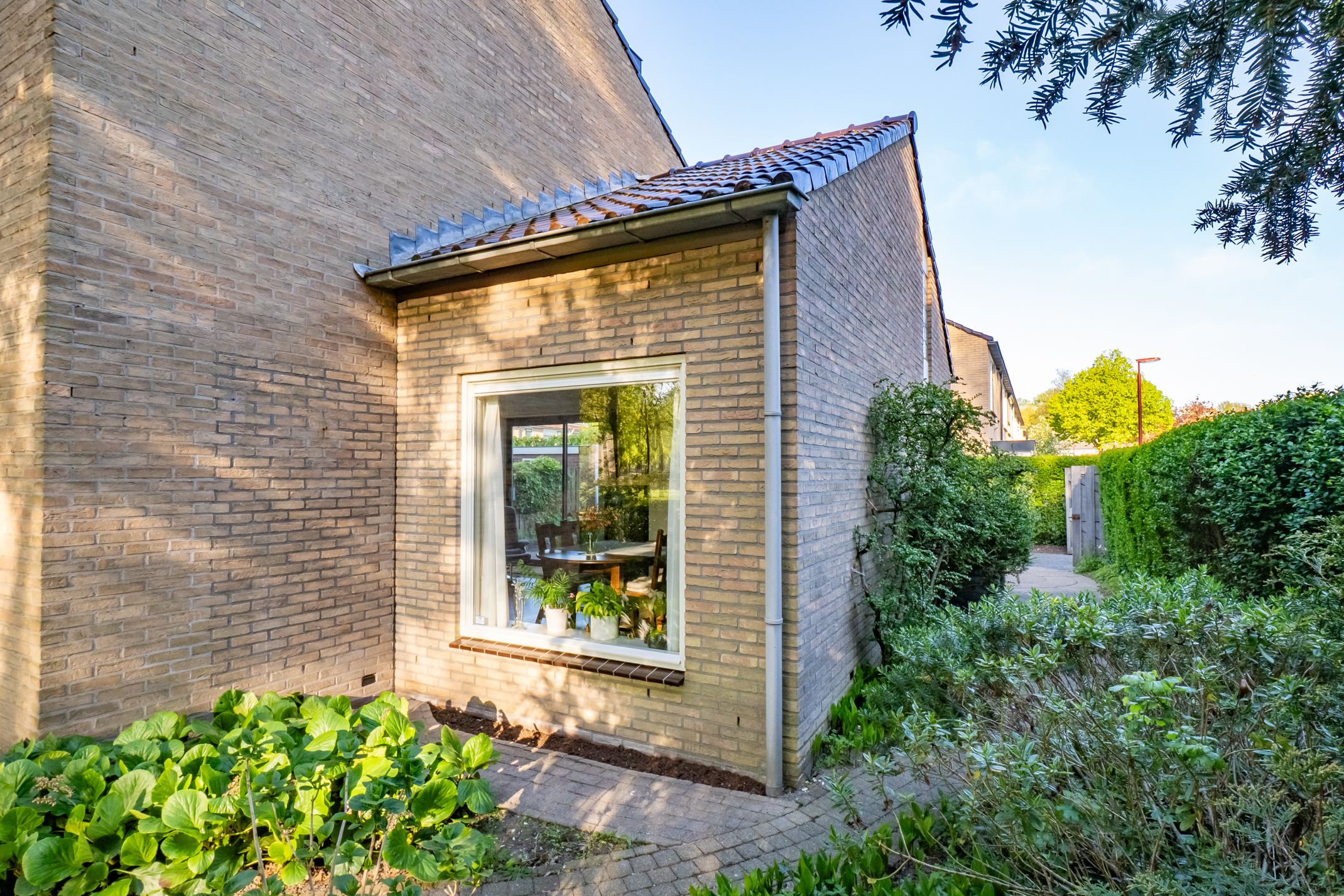 Spacious Corner Home with Garage and Private Parking in Nieuwegein — 48