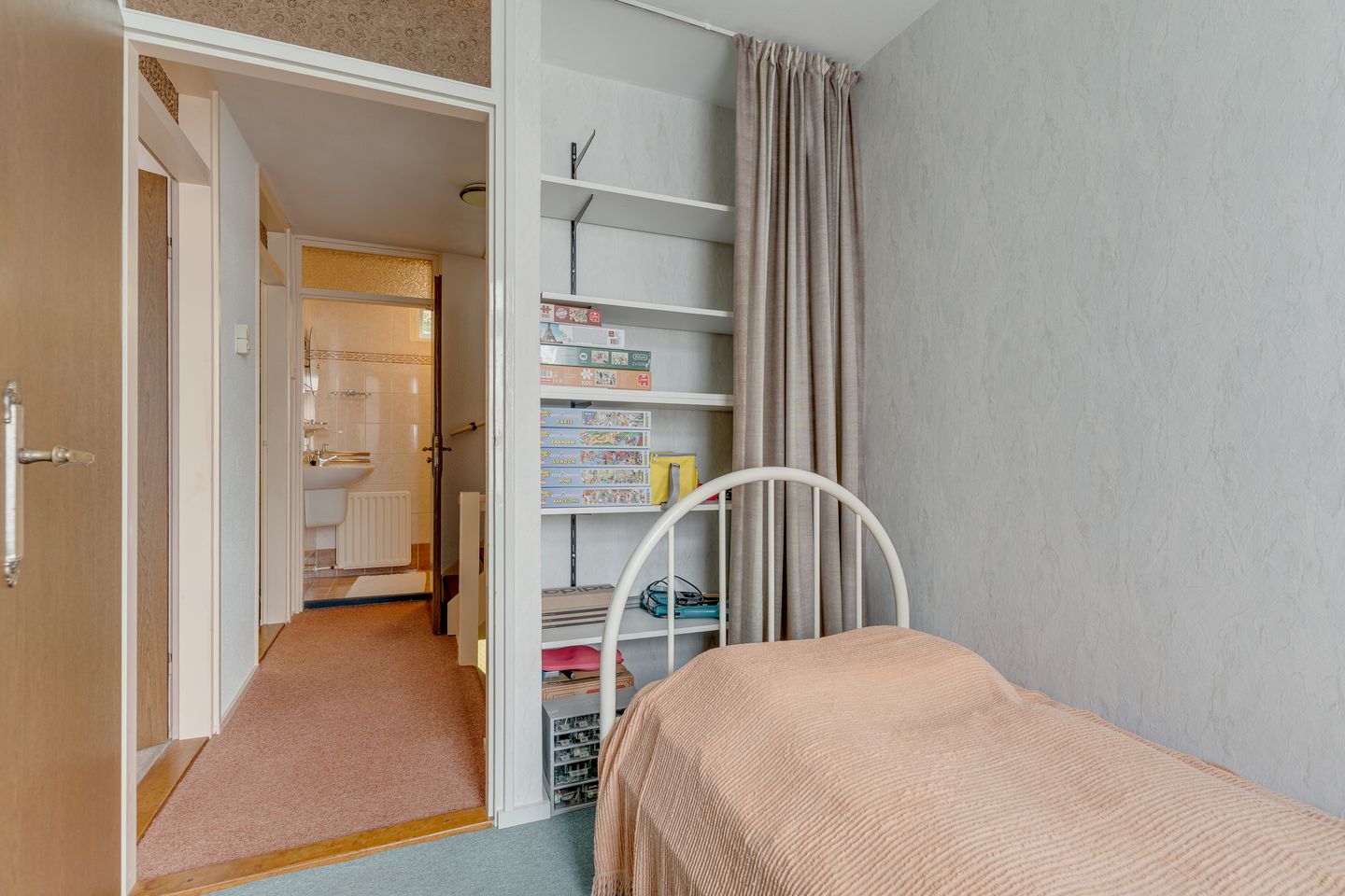 Spacious Corner Home with Garage and Private Parking in Nieuwegein — 29