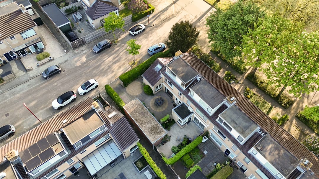 Spacious Corner Home with Garage and Private Parking in Nieuwegein — 43