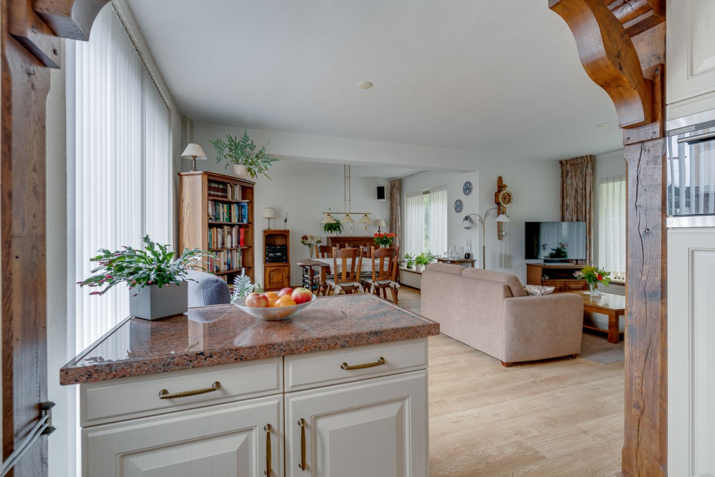 Spacious Corner Home with Garage and Private Parking in Nieuwegein — 19