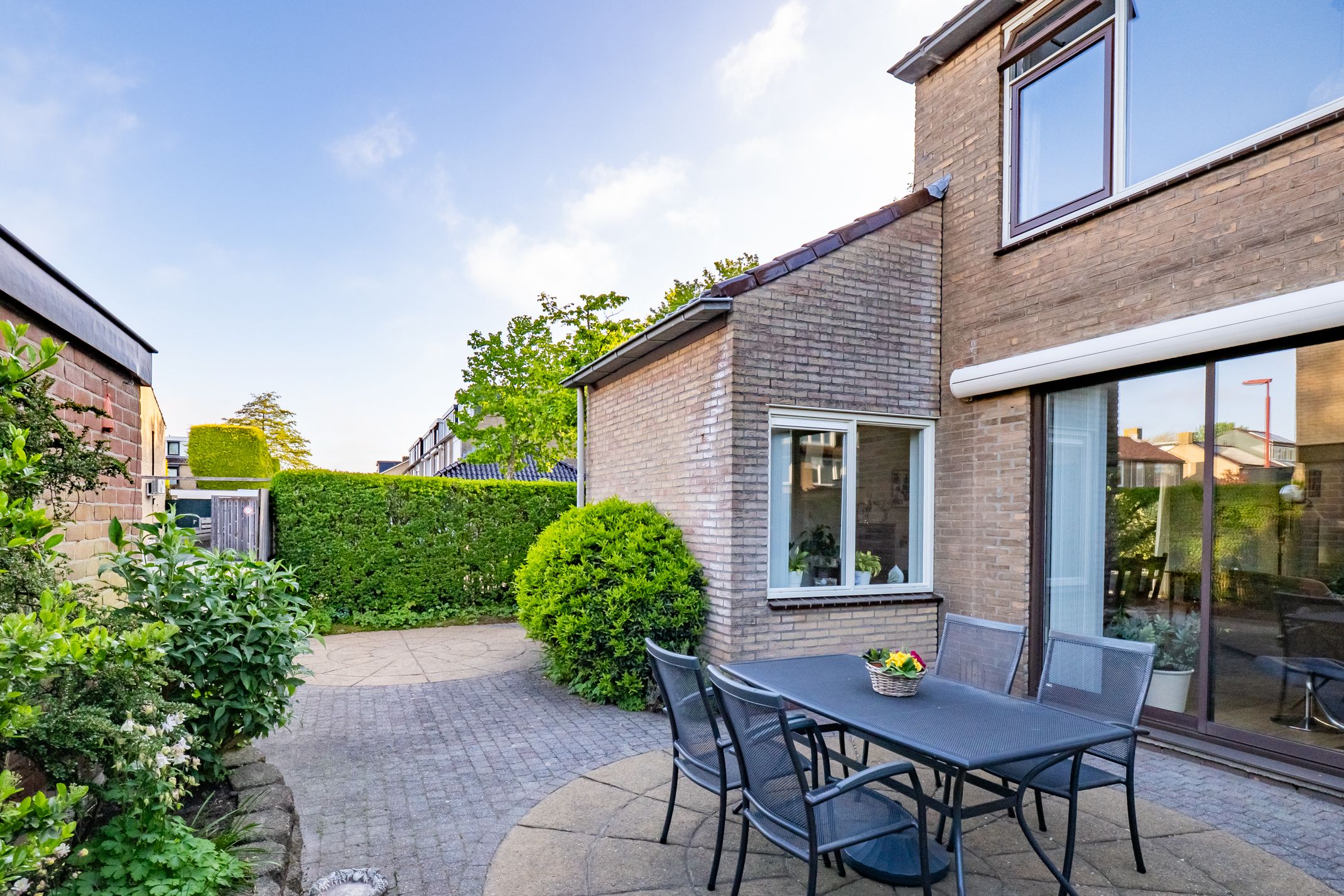 Spacious Corner Home with Garage and Private Parking in Nieuwegein — 54