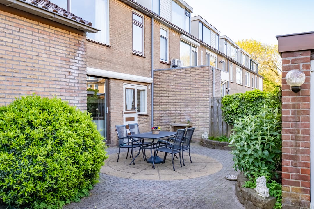 Spacious Corner Home with Garage and Private Parking in Nieuwegein — 56