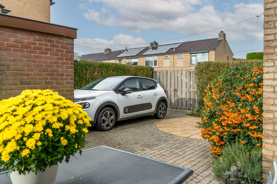 Spacious Corner Home with Garage and Private Parking in Nieuwegein — 37