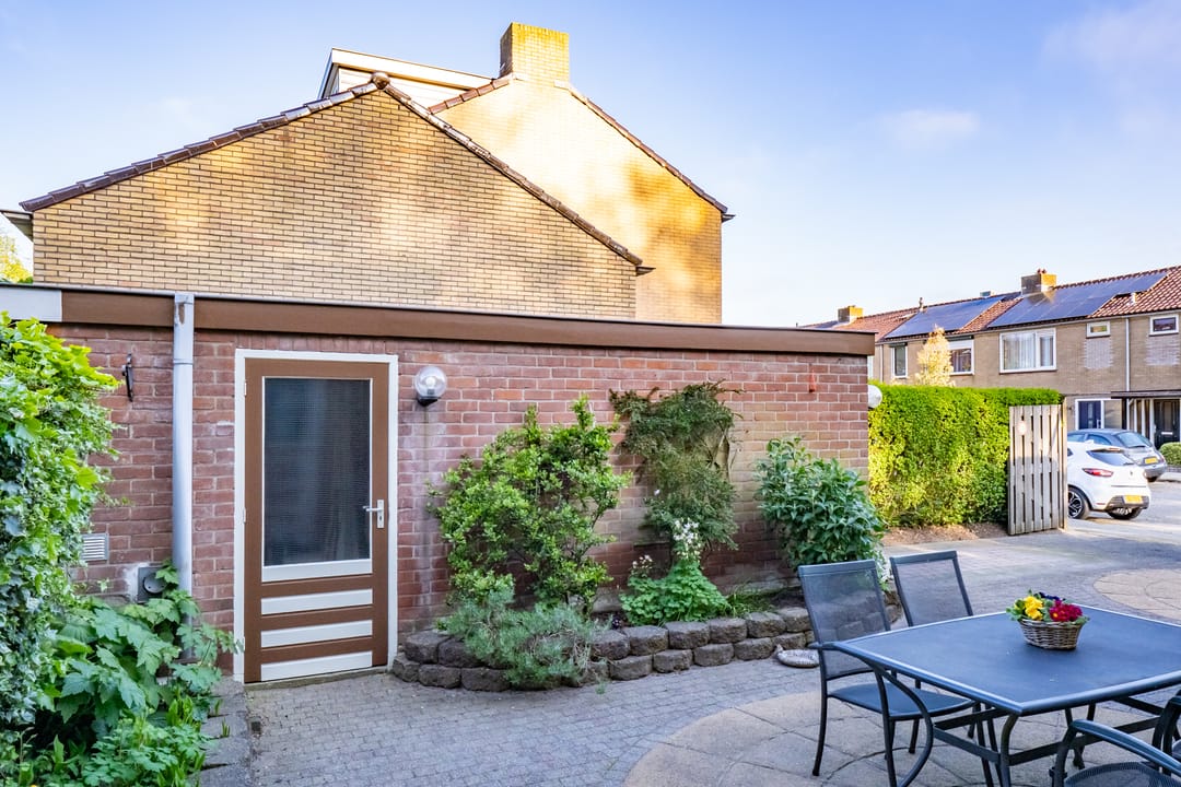 Spacious Corner Home with Garage and Private Parking in Nieuwegein — 53