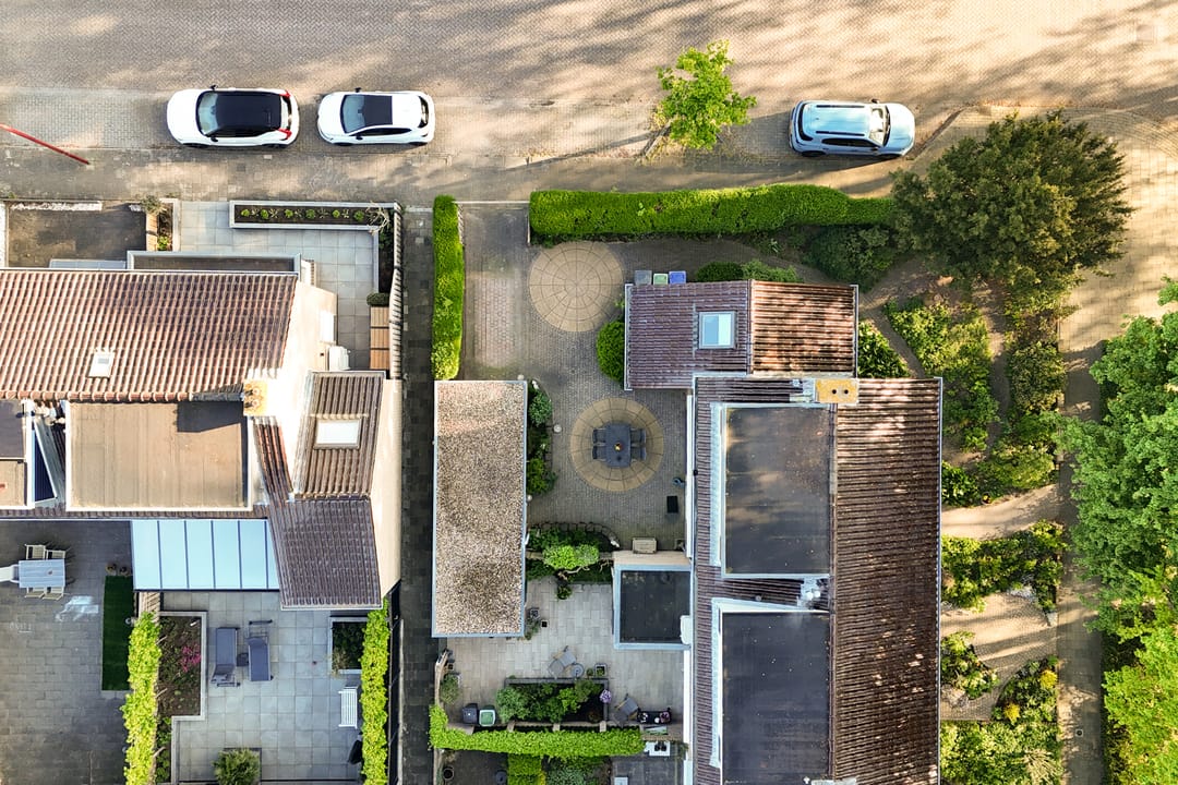 Spacious Corner Home with Garage and Private Parking in Nieuwegein — 41