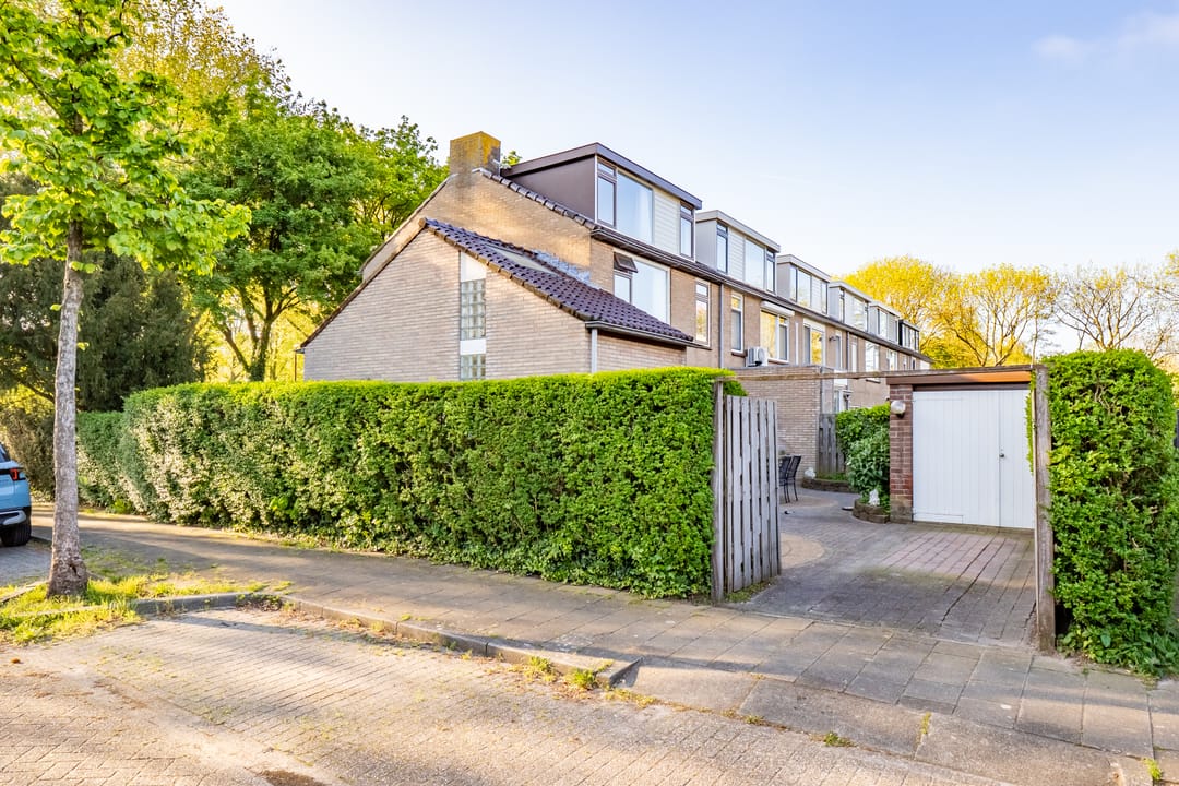 Spacious Corner Home with Garage and Private Parking in Nieuwegein — 52