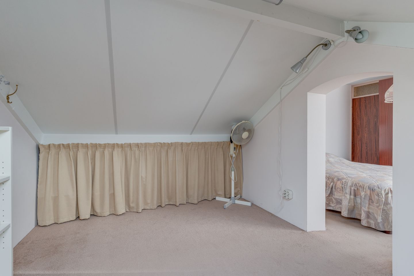 Spacious Corner Home with Garage and Private Parking in Nieuwegein — 25