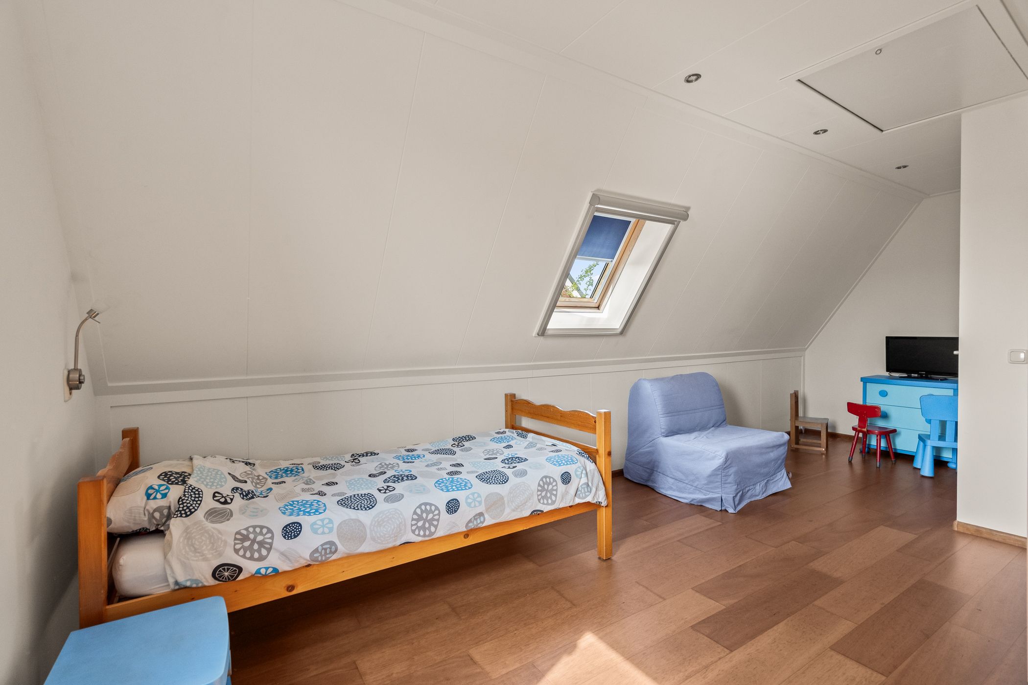 Spacious Semi-Detached Townhouse with Six Bedrooms and Sunny South-Facing Garden — 42