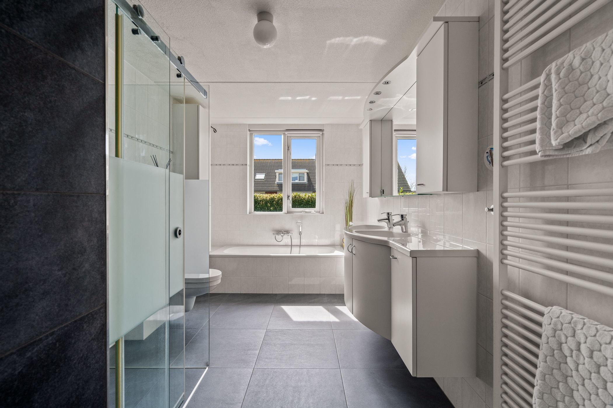 Spacious Semi-Detached Townhouse with Six Bedrooms and Sunny South-Facing Garden — 36