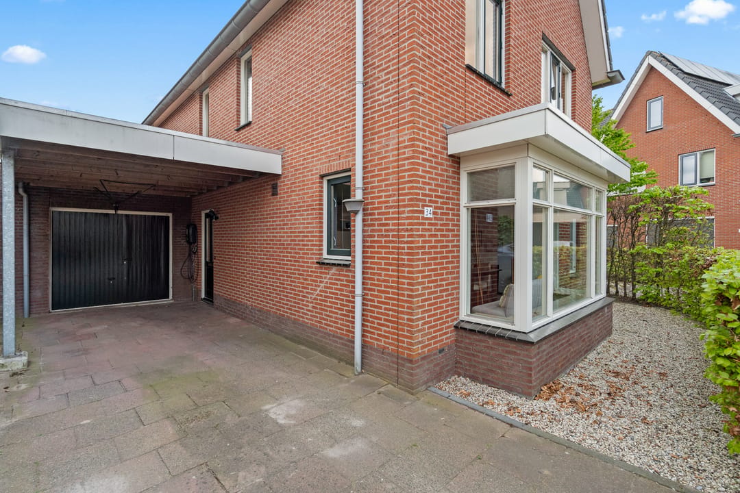 Spacious Semi-Detached Townhouse with Six Bedrooms and Sunny South-Facing Garden — 46
