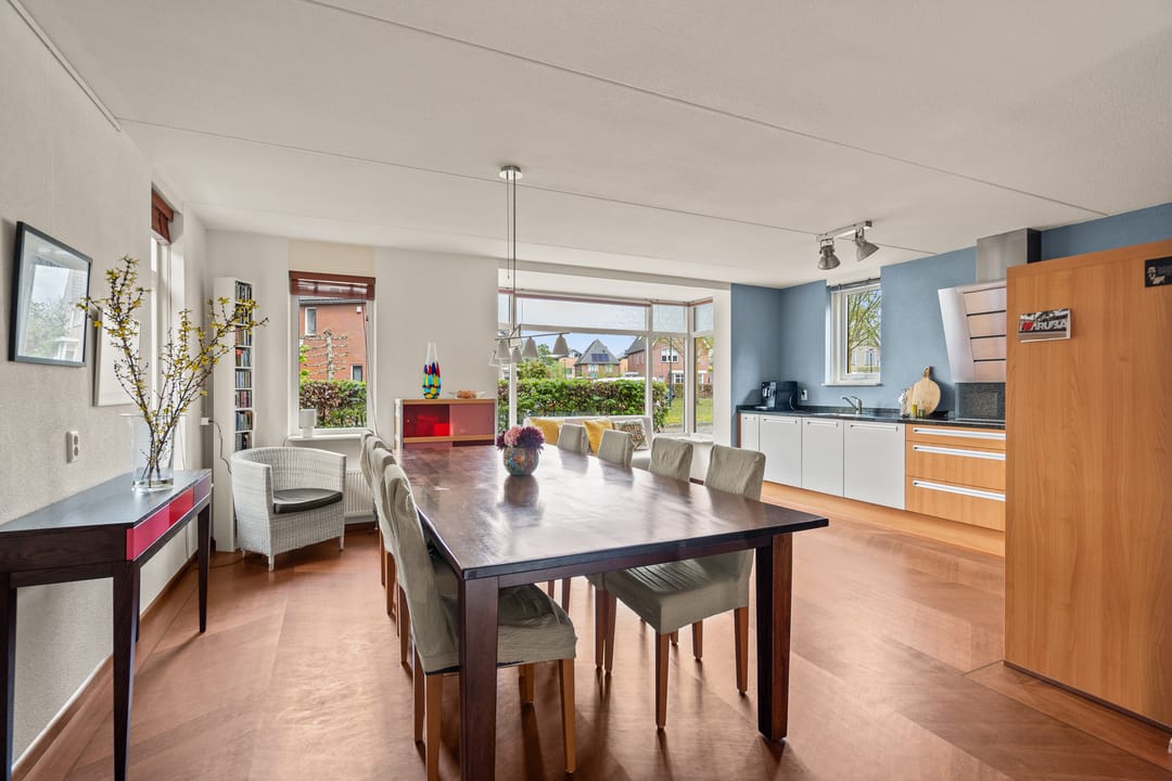 Spacious Semi-Detached Townhouse with Six Bedrooms and Sunny South-Facing Garden — 13