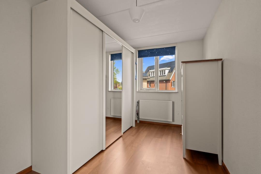 Spacious Semi-Detached Townhouse with Six Bedrooms and Sunny South-Facing Garden — 31