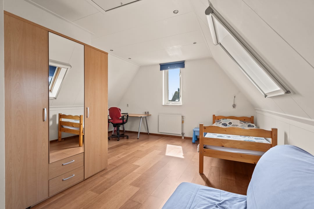 Spacious Semi-Detached Townhouse with Six Bedrooms and Sunny South-Facing Garden — 41