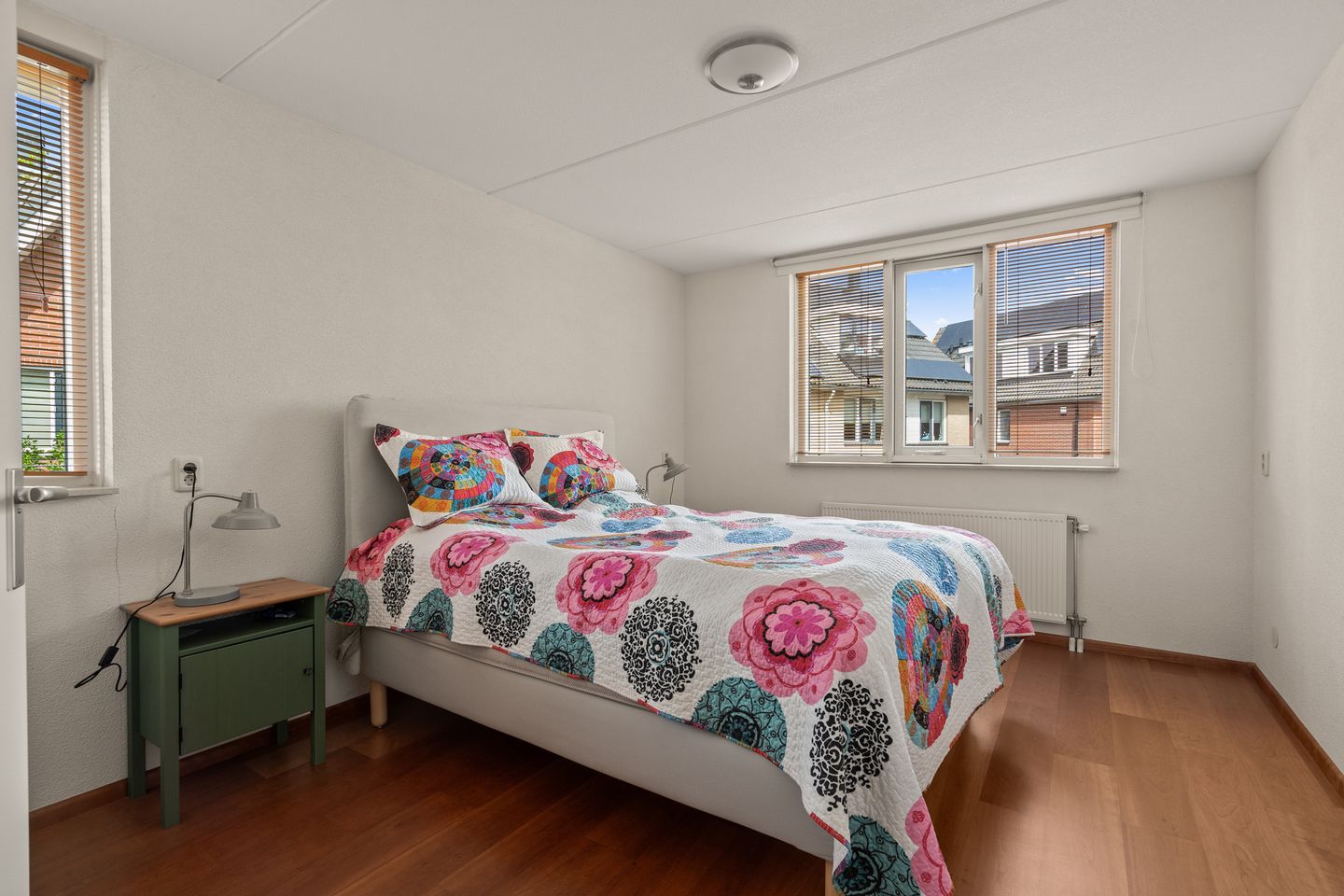 Spacious Semi-Detached Townhouse with Six Bedrooms and Sunny South-Facing Garden — 29