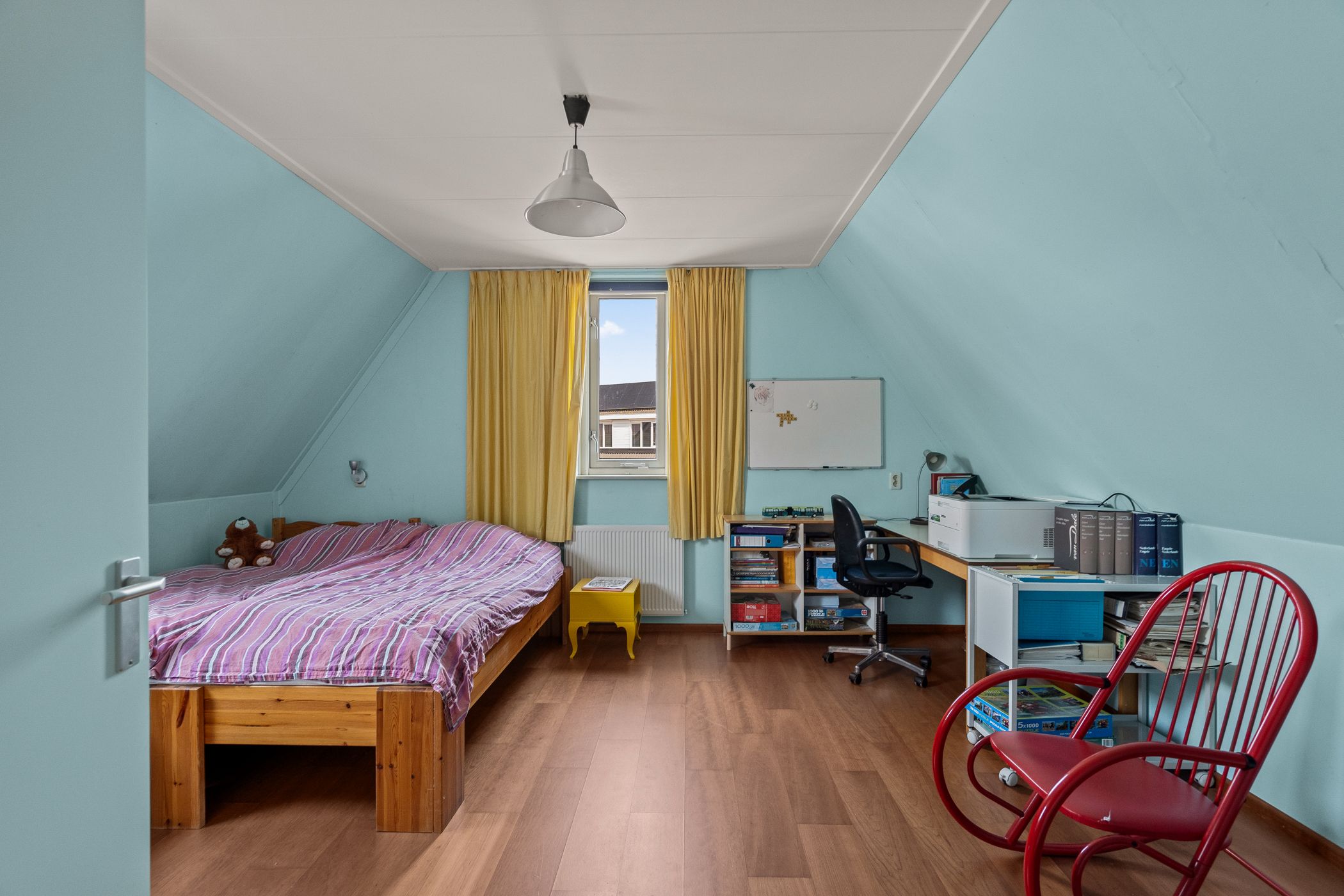 Spacious Semi-Detached Townhouse with Six Bedrooms and Sunny South-Facing Garden — 39