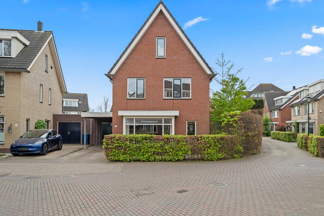 Spacious Semi-Detached Townhouse with Six Bedrooms and Sunny South-Facing Garden — 47