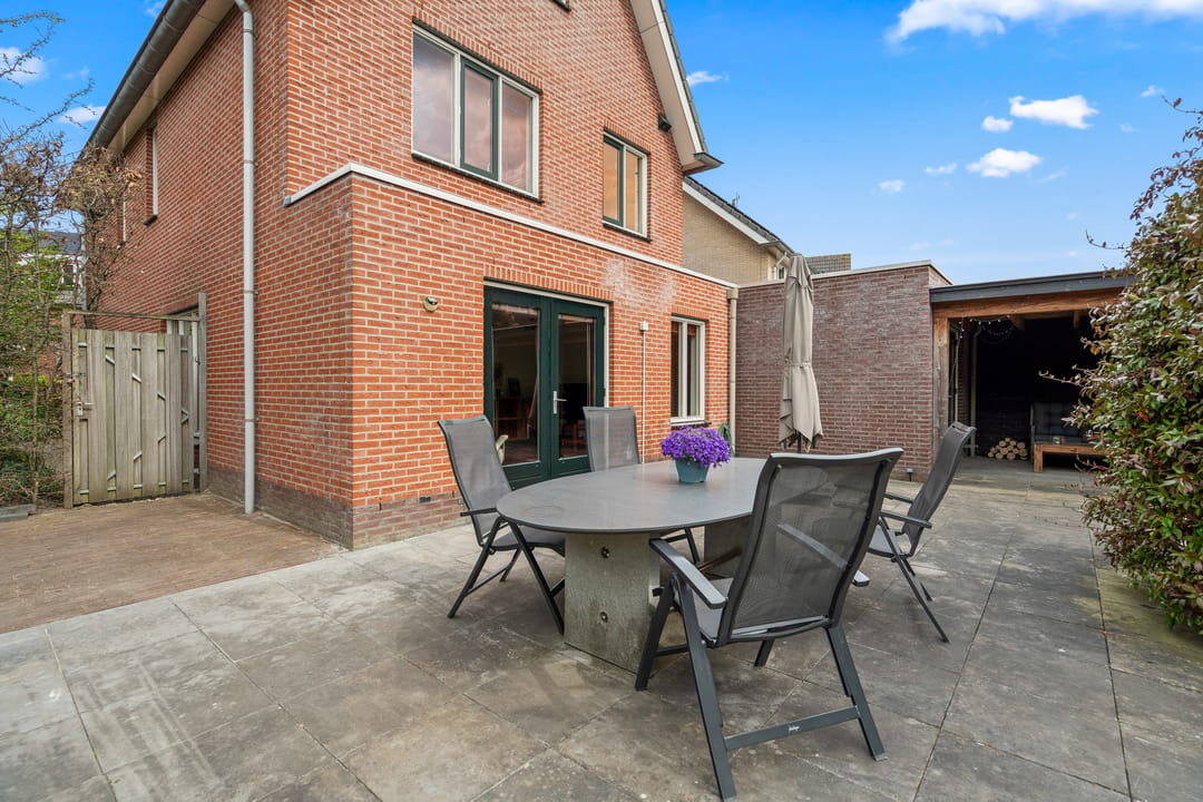 Spacious Semi-Detached Townhouse with Six Bedrooms and Sunny South-Facing Garden — 22