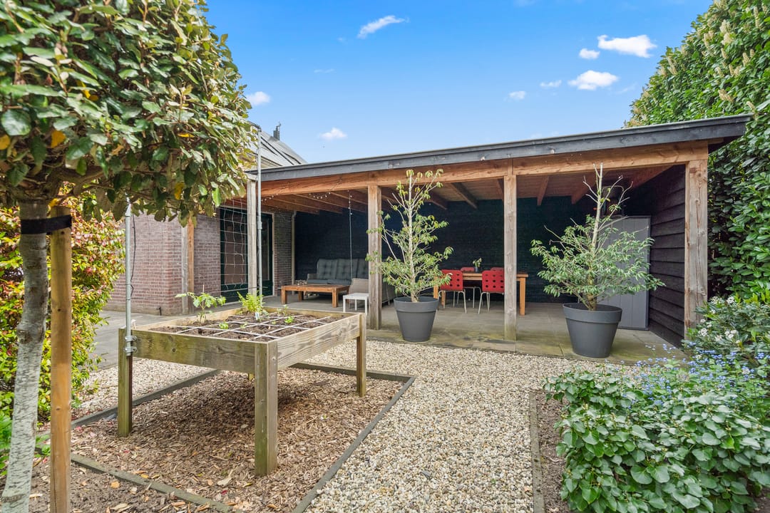 Spacious Semi-Detached Townhouse with Six Bedrooms and Sunny South-Facing Garden — 23