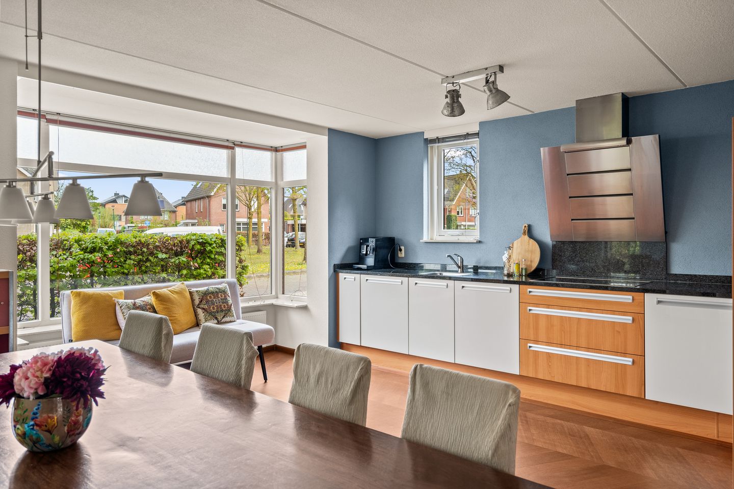 Spacious Semi-Detached Townhouse with Six Bedrooms and Sunny South-Facing Garden — 14