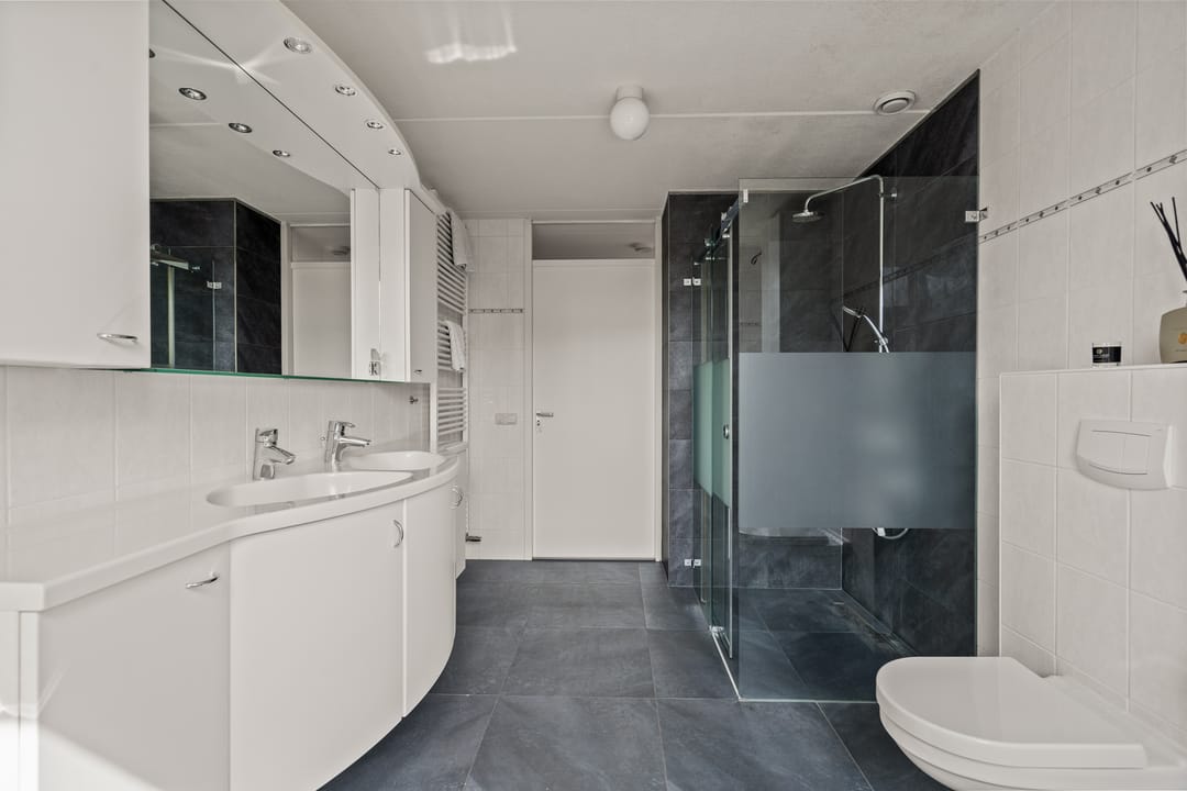 Spacious Semi-Detached Townhouse with Six Bedrooms and Sunny South-Facing Garden — 38