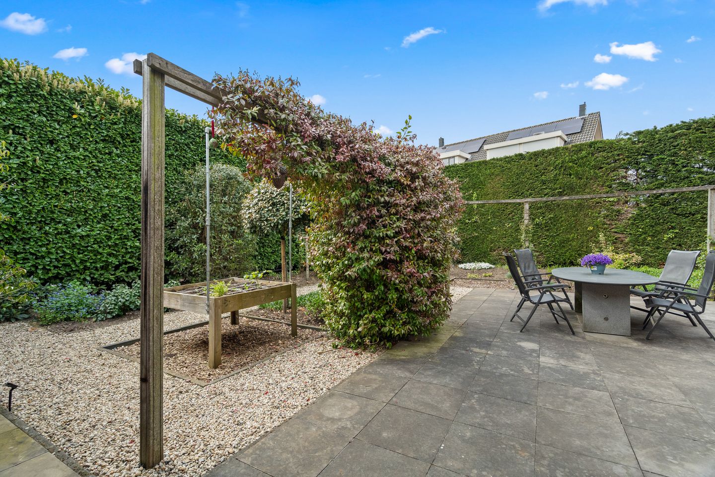 Spacious Semi-Detached Townhouse with Six Bedrooms and Sunny South-Facing Garden — 25