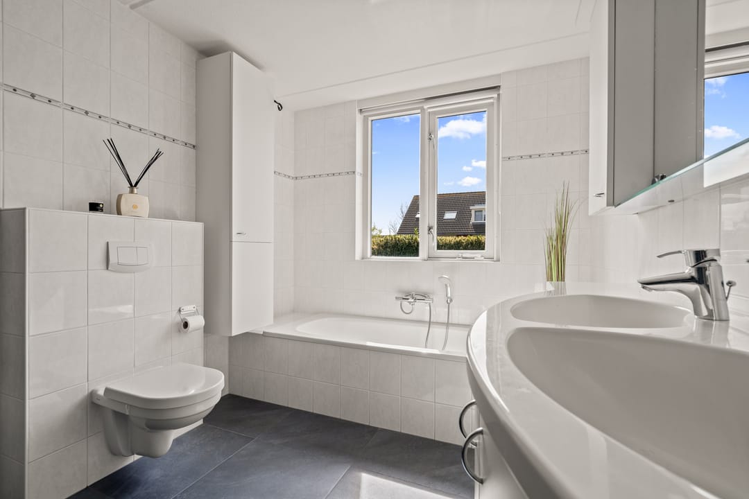 Spacious Semi-Detached Townhouse with Six Bedrooms and Sunny South-Facing Garden — 37