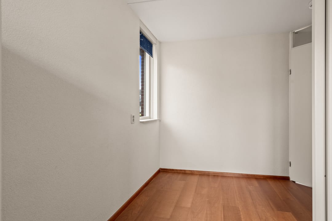 Spacious Semi-Detached Townhouse with Six Bedrooms and Sunny South-Facing Garden — 32