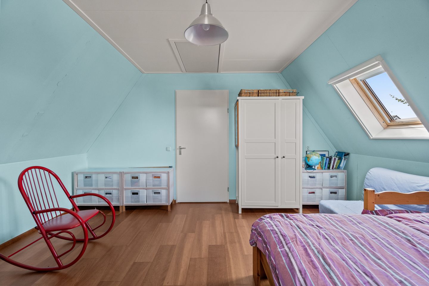 Spacious Semi-Detached Townhouse with Six Bedrooms and Sunny South-Facing Garden — 40