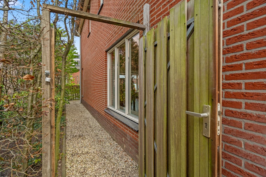 Spacious Semi-Detached Townhouse with Six Bedrooms and Sunny South-Facing Garden — 28