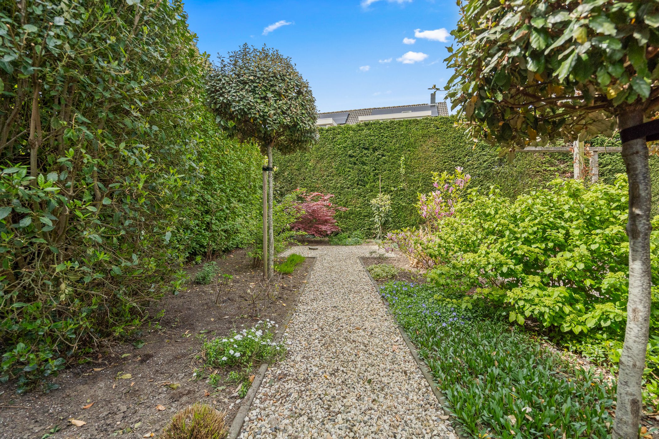 Spacious Semi-Detached Townhouse with Six Bedrooms and Sunny South-Facing Garden — 27