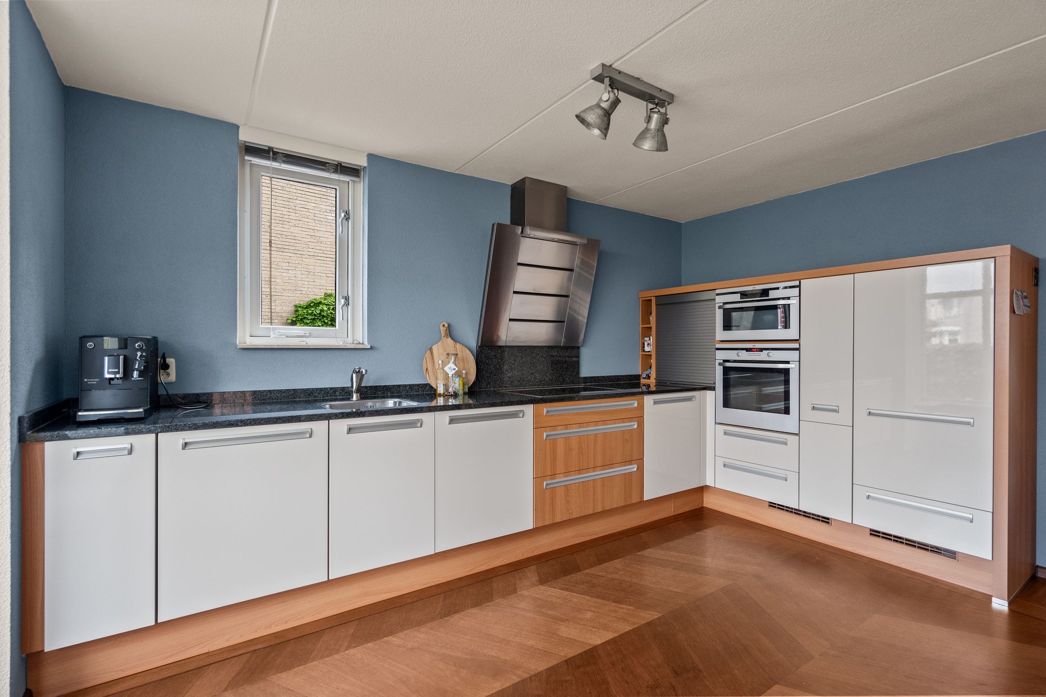 Spacious Semi-Detached Townhouse with Six Bedrooms and Sunny South-Facing Garden — 15