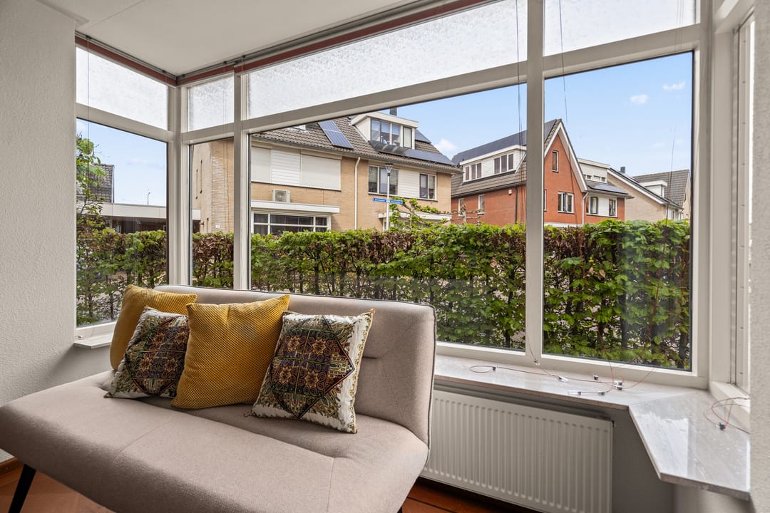 Spacious Semi-Detached Townhouse with Six Bedrooms and Sunny South-Facing Garden — 16
