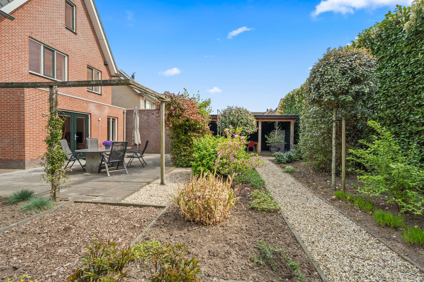 Spacious Semi-Detached Townhouse with Six Bedrooms and Sunny South-Facing Garden — 20
