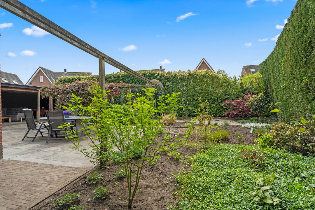 Spacious Semi-Detached Townhouse with Six Bedrooms and Sunny South-Facing Garden — 26