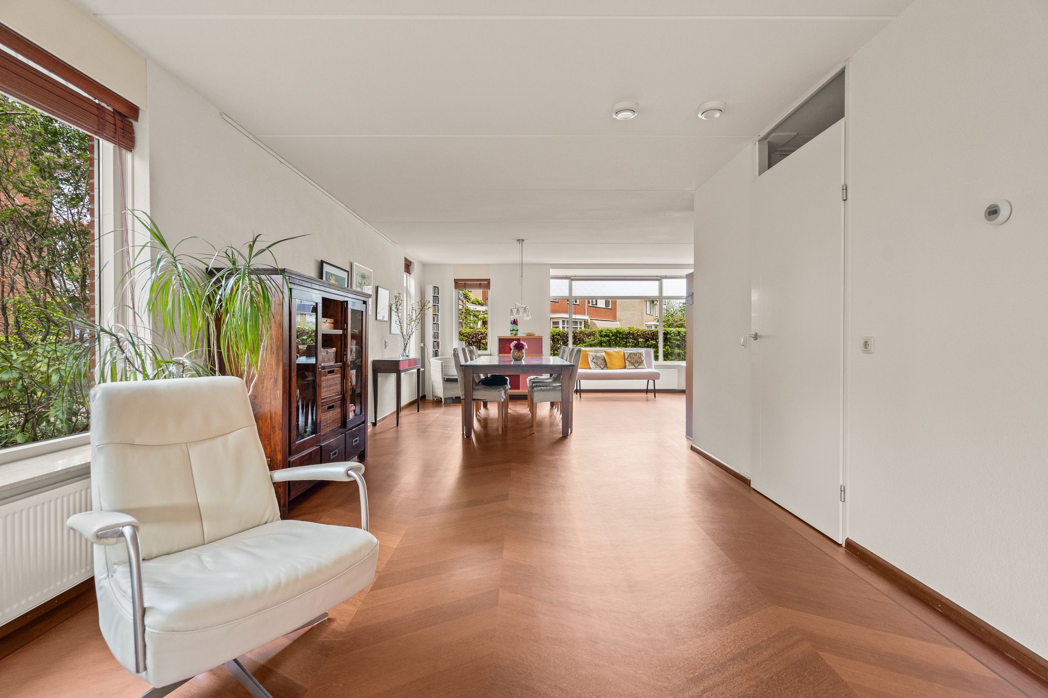 Spacious Semi-Detached Townhouse with Six Bedrooms and Sunny South-Facing Garden — 12