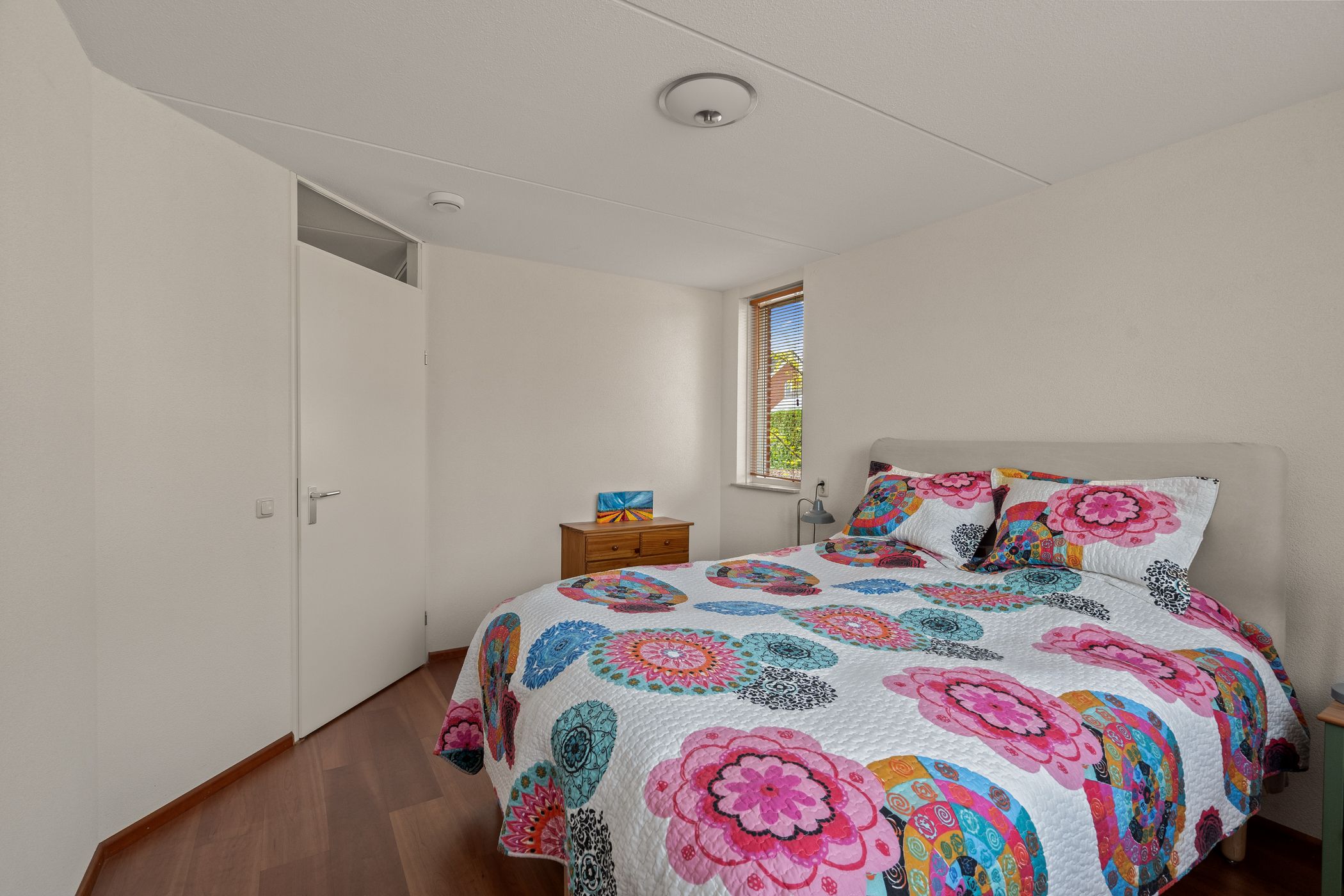 Spacious Semi-Detached Townhouse with Six Bedrooms and Sunny South-Facing Garden — 30