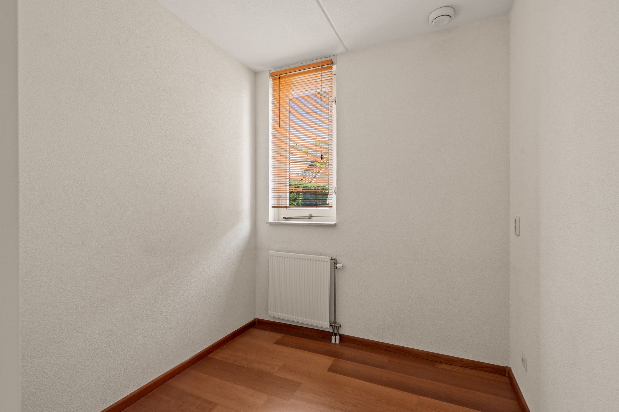 Spacious Semi-Detached Townhouse with Six Bedrooms and Sunny South-Facing Garden — 33