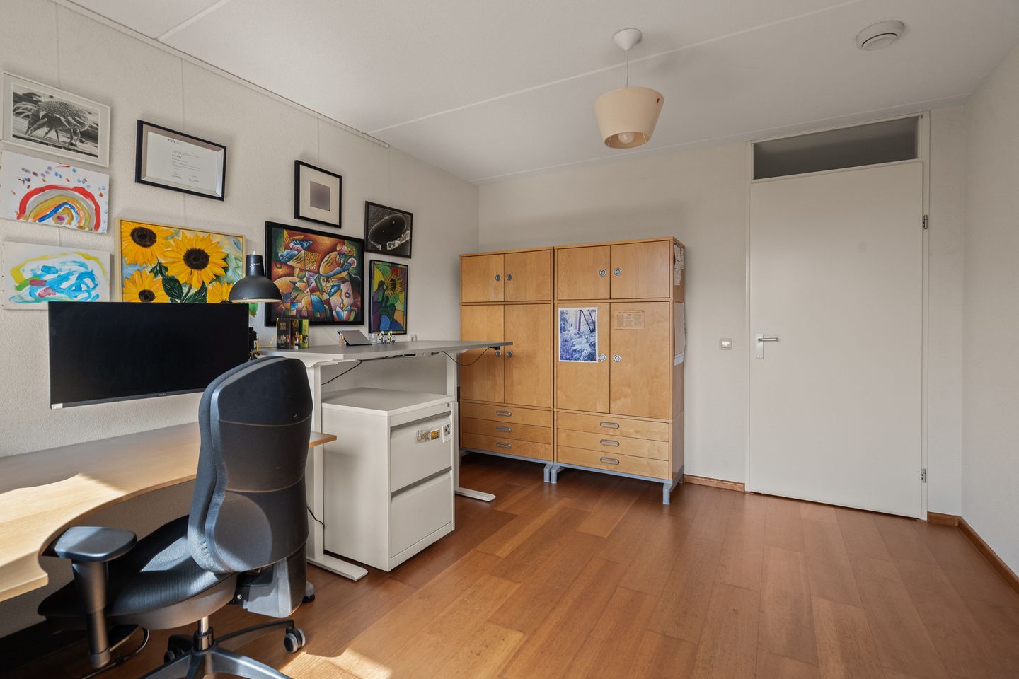 Spacious Semi-Detached Townhouse with Six Bedrooms and Sunny South-Facing Garden — 35