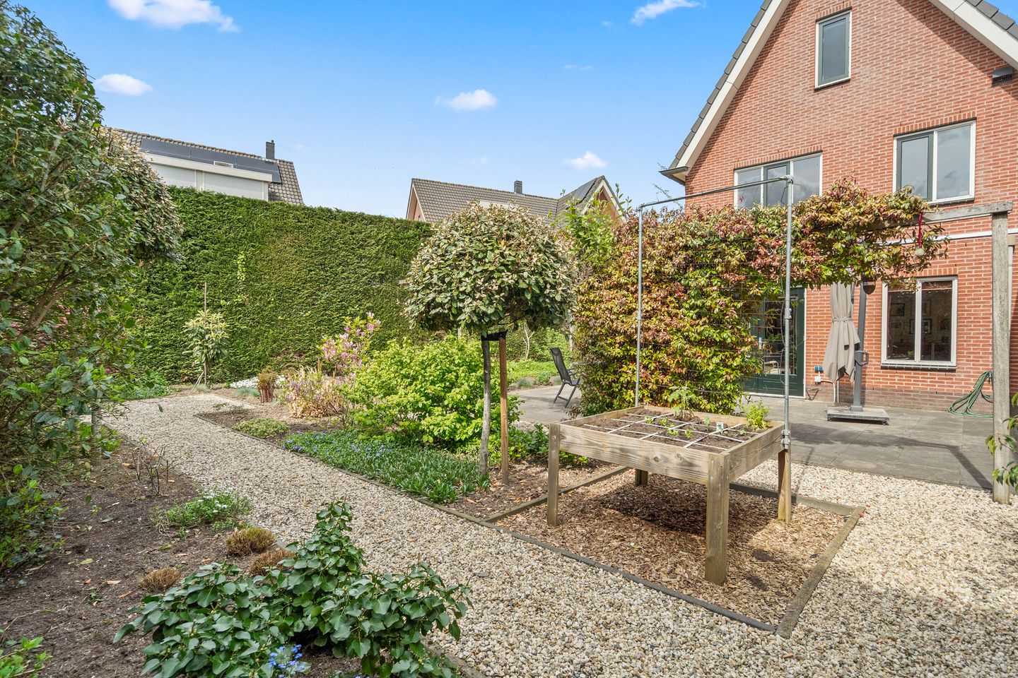 Spacious Semi-Detached Townhouse with Six Bedrooms and Sunny South-Facing Garden — 19