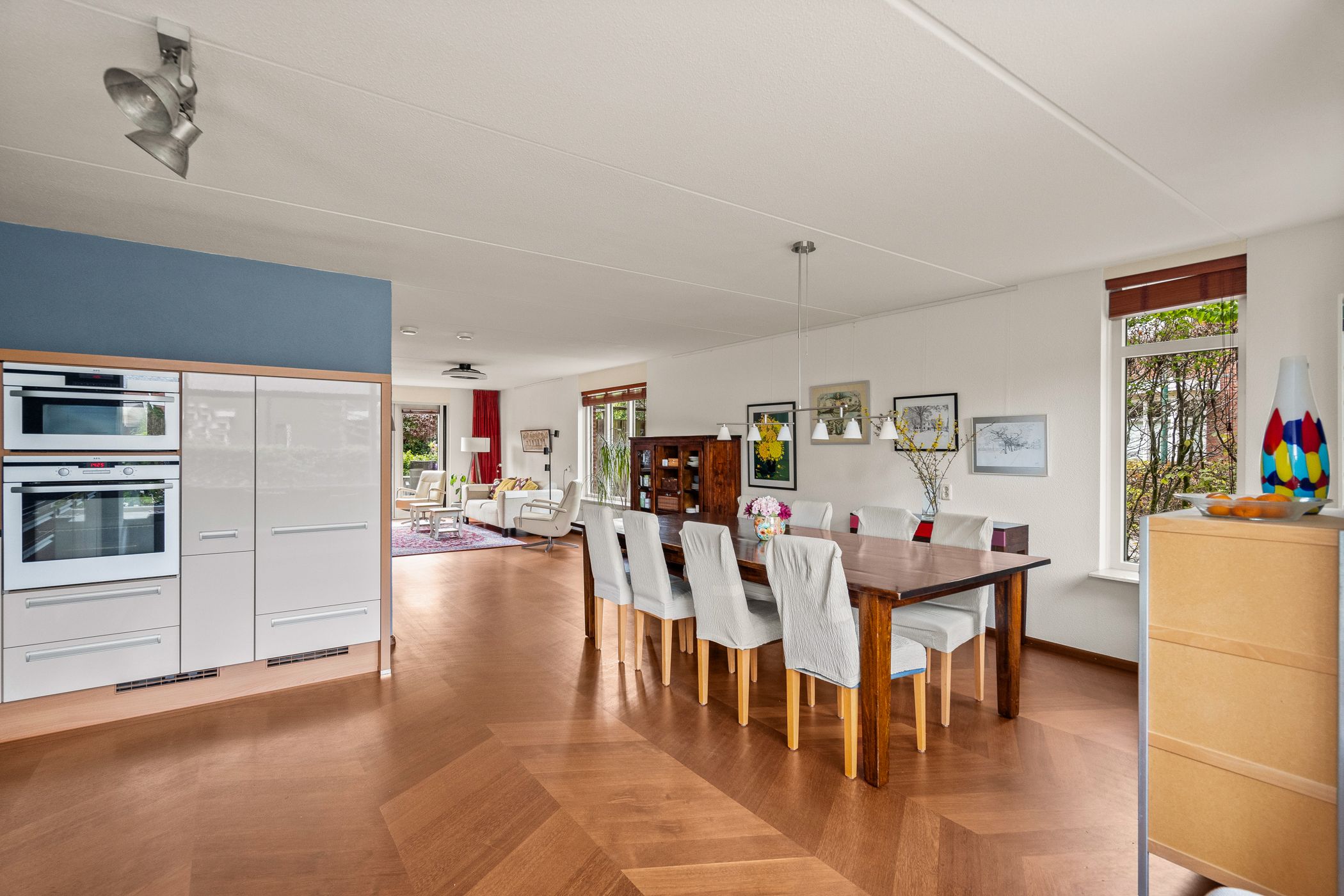 Spacious Semi-Detached Townhouse with Six Bedrooms and Sunny South-Facing Garden — 18