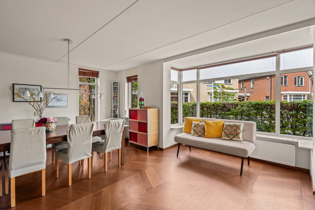 Spacious Semi-Detached Townhouse with Six Bedrooms and Sunny South-Facing Garden — 17