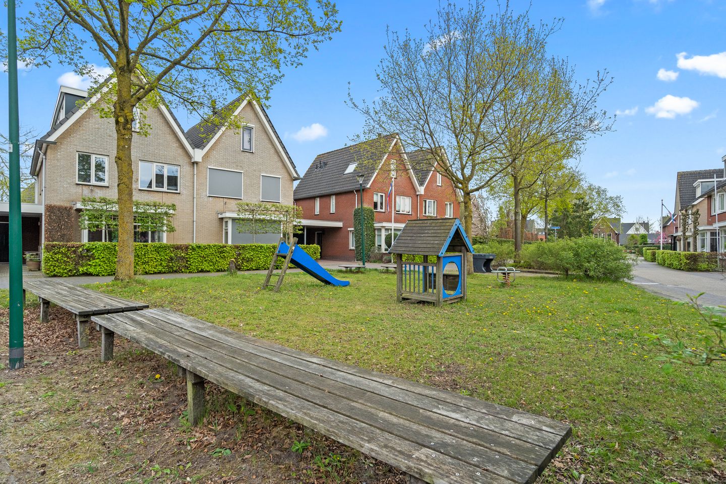 Spacious Semi-Detached Townhouse with Six Bedrooms and Sunny South-Facing Garden — 49