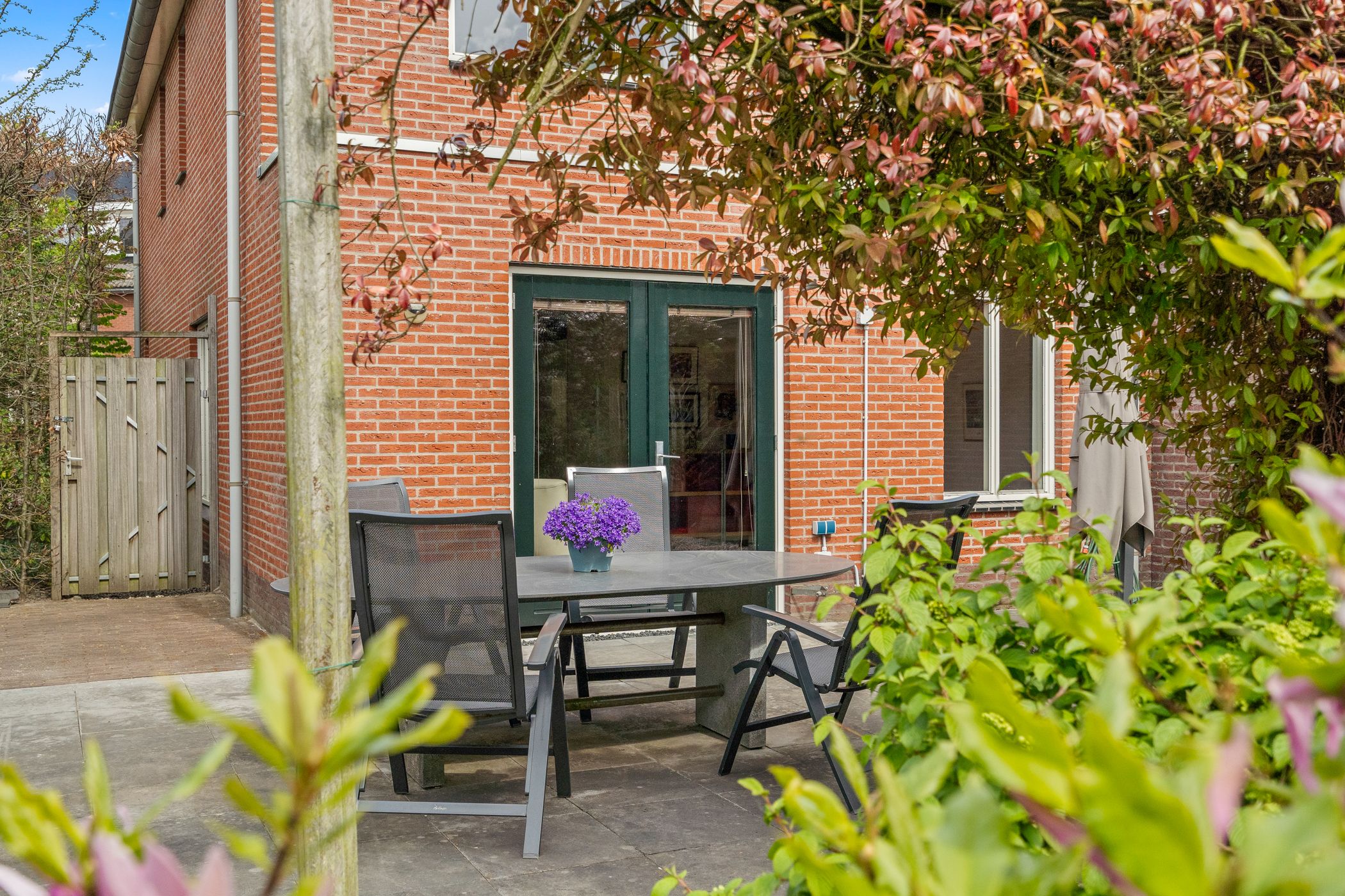Spacious Semi-Detached Townhouse with Six Bedrooms and Sunny South-Facing Garden — 21